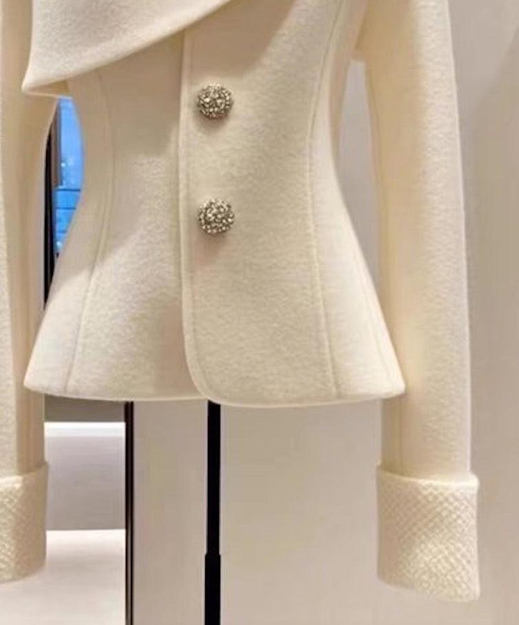 Bauerfeld™ | Asymmetrischer Blazer mit Knopfverschluss