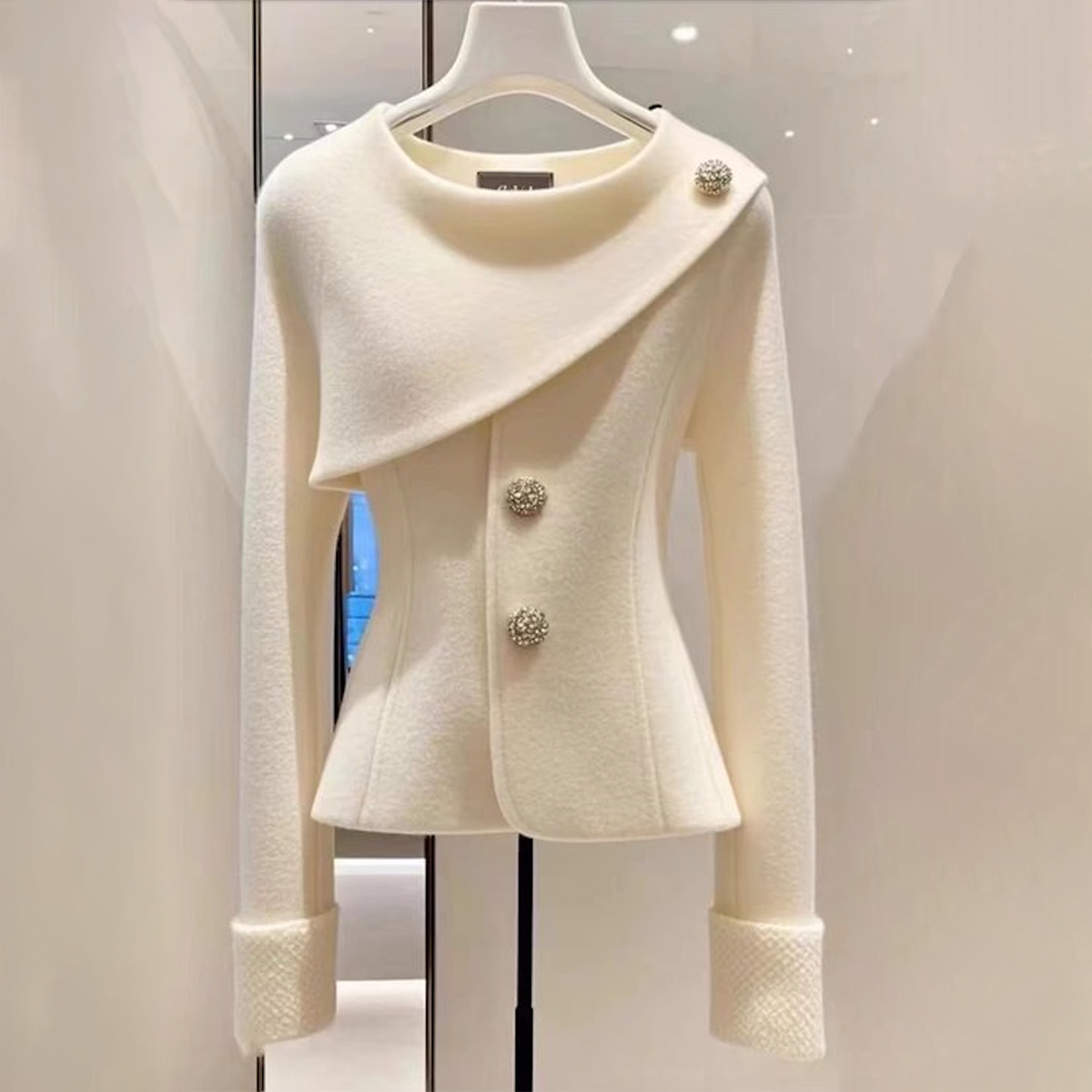 Bauerfeld™ | Asymmetrischer Blazer mit Knopfverschluss
